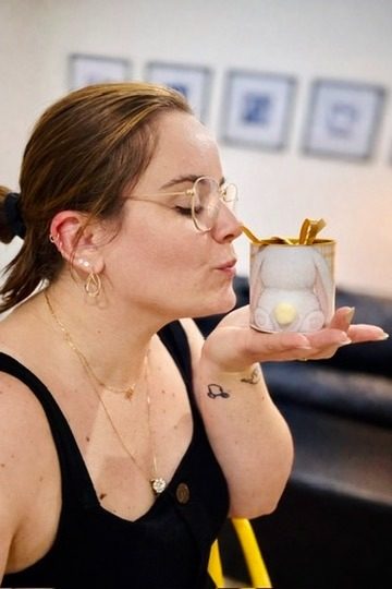 Laura com um presente personalizado da crii.amo